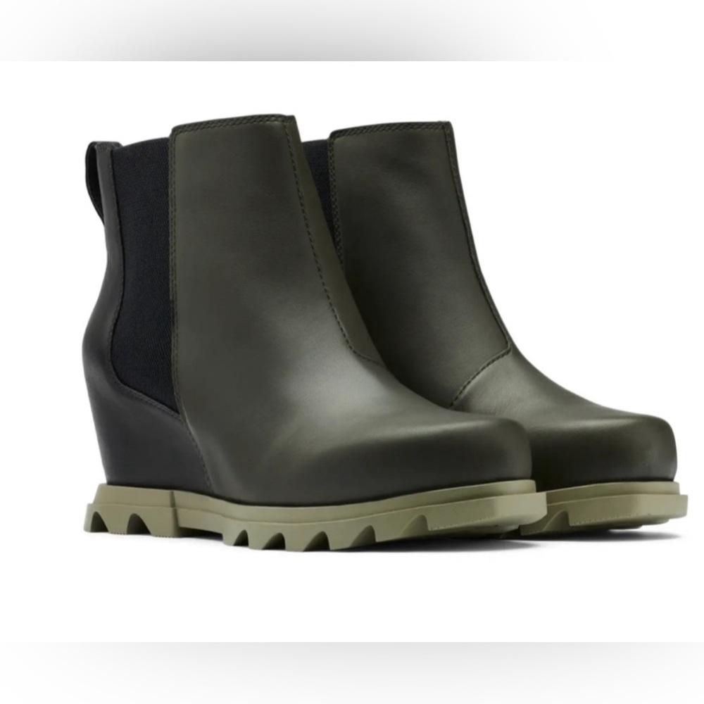 NWT JOAN OF ARCTIC WEDGE III CHELSEA BOOTIE. Sz 8.5